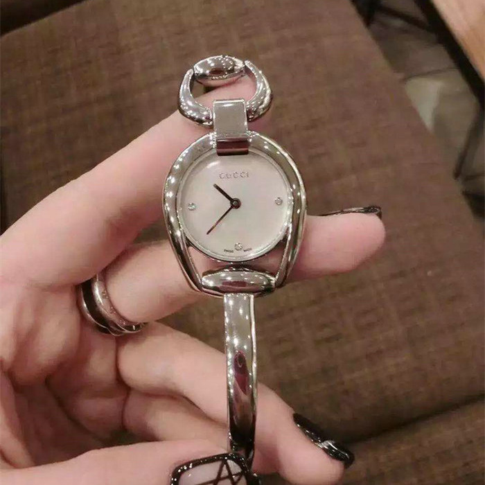 古奇Gucci手镯女表搭载瑞士机芯蓝宝石玻璃白色表盘