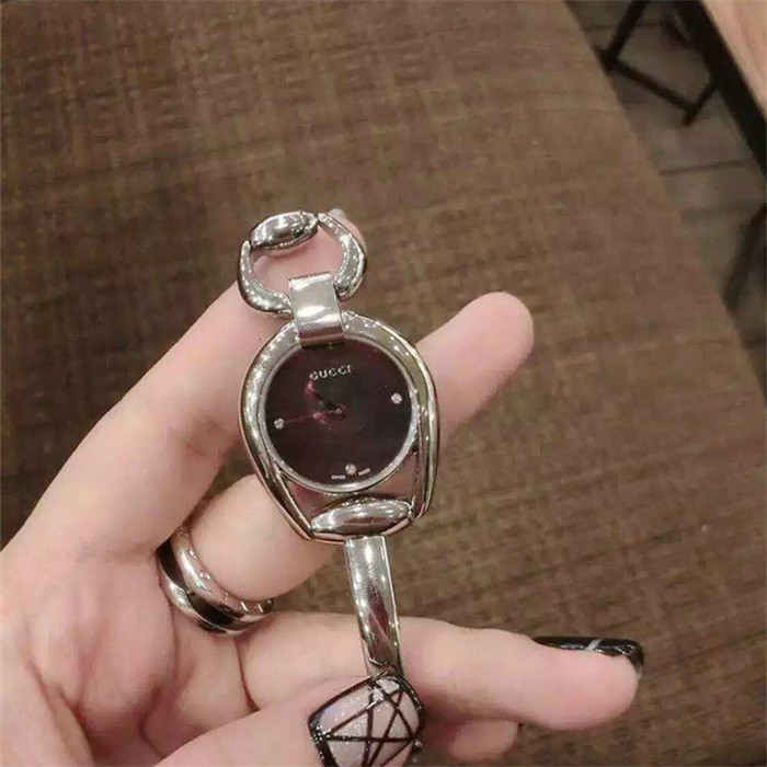 古奇Gucci手镯女表搭载瑞士机芯蓝宝石玻璃