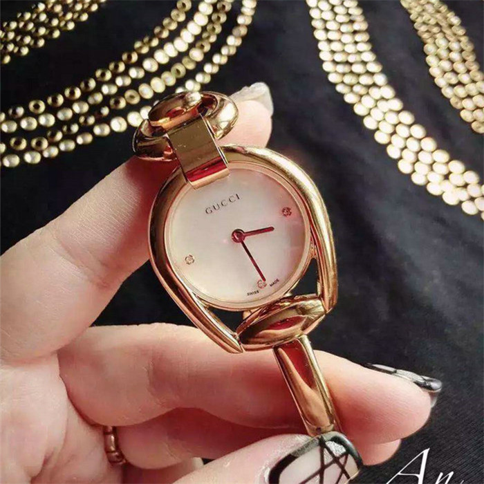 古奇Gucci手镯女表搭载瑞士机芯蓝宝石玻璃白色表盘