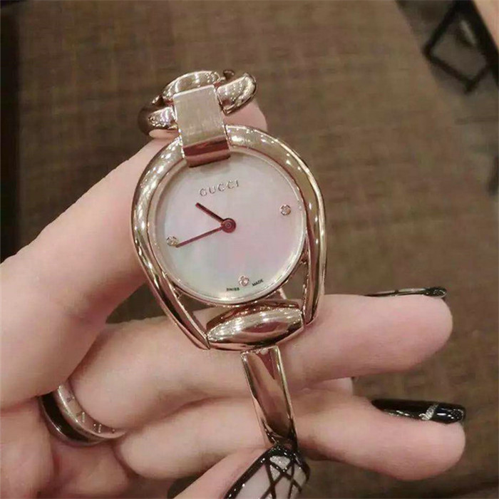 古奇Gucci手镯女表搭载瑞士机芯蓝宝石玻璃白色表盘
