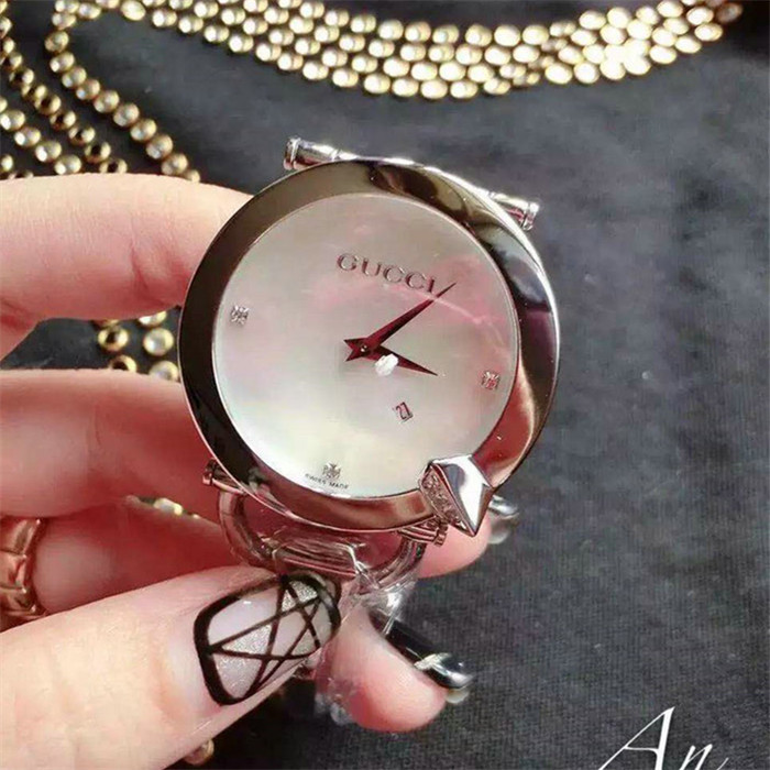 古驰Gucci手镯女表搭载瑞士机芯蓝宝石玻璃镜面
